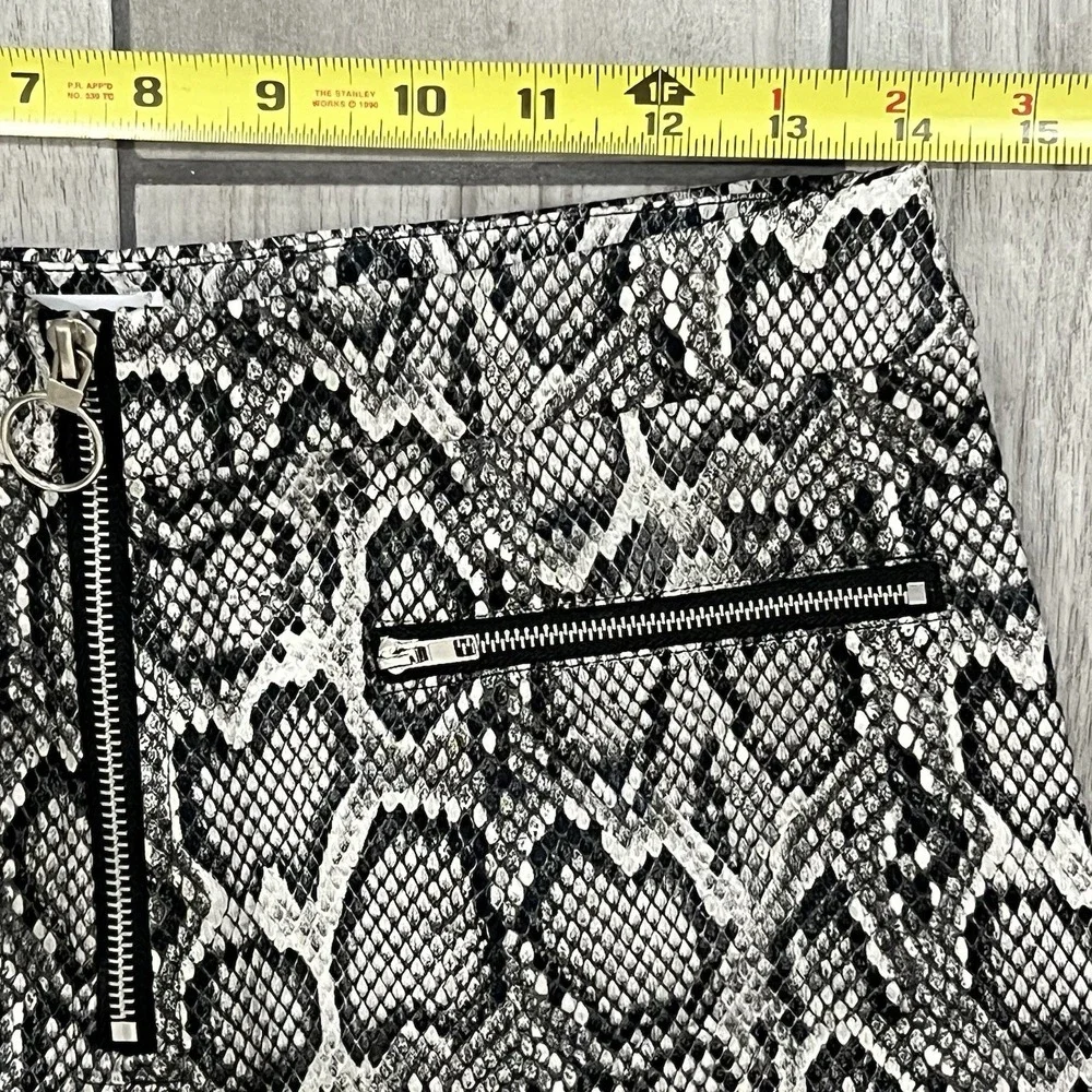Voge Boutique Shorts Women L Grey NEW Snake Print Queen Cobra High Rise Zipper